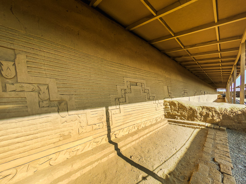 Wall carving of the waves