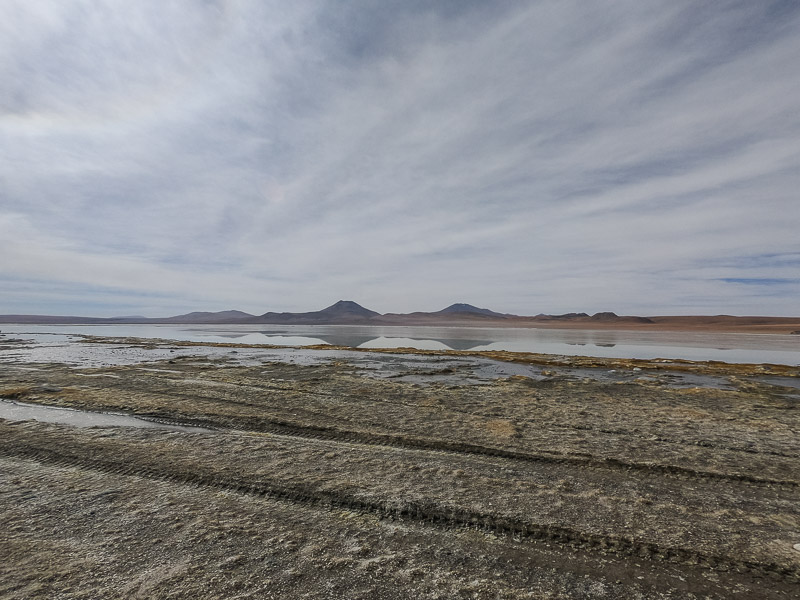 Mirror effect of the lake with the mountains