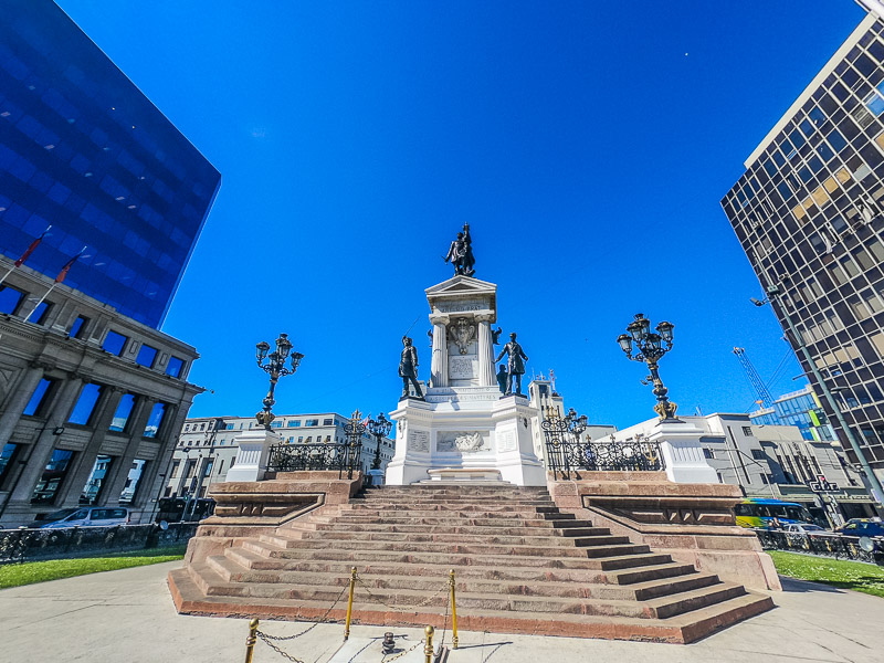 Monument in Plaza Sotomayor Square dedicated to the heroes of Iquique