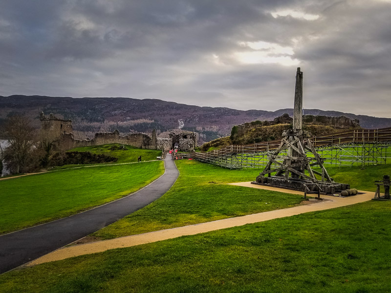 A trebuchet on the path down to the ruins