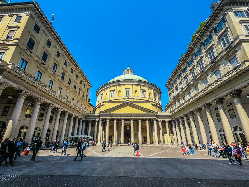 Basilica di San Carlo al Corso in the middle of the shopping district