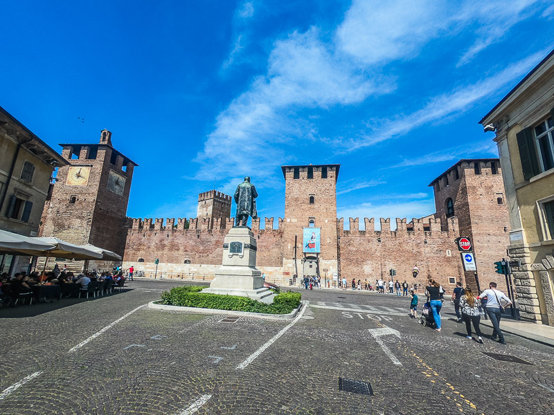 The entrance to Castelvecchio by the river