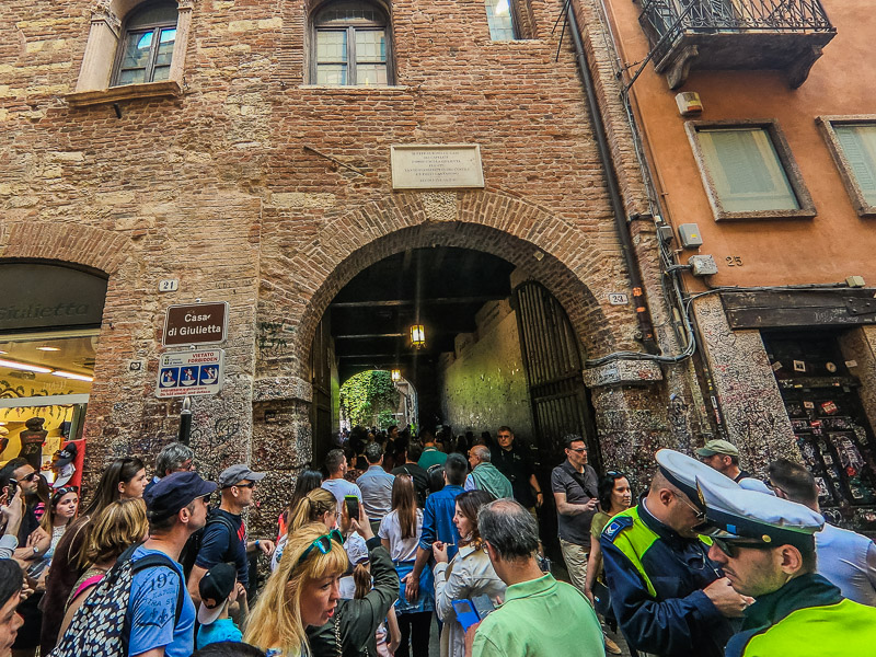 The queue to take a look at Juliet's Balcony