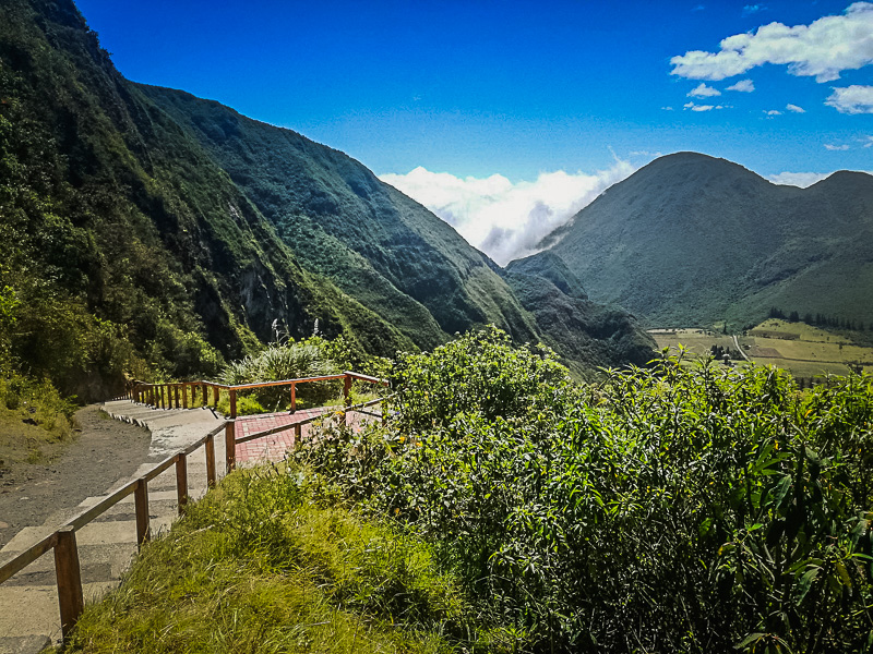 Start of the trail that goes down the crater