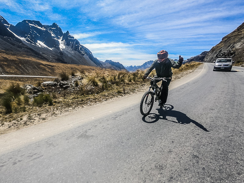 Cycling down tarmac road to the Yungas road