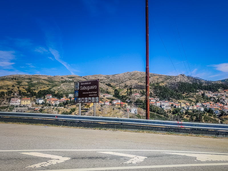 Passing by the mountainside town of Sabugueiro